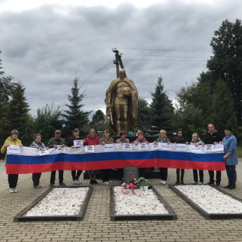 В Угре прошла патриотическая акция "Своих не бросаем"