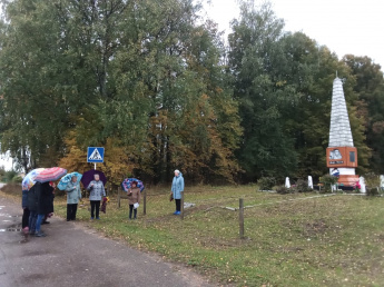 "Склоните головы, перед памятью павших"