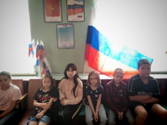 Флаг у нас прекрасный-белый, синий, красный