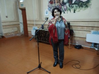 Цветы и женщина похожи