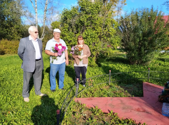 Возложение цветов в д. Михали