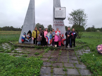 В сентябрьский день Советские солдаты освободили край наш от врага.