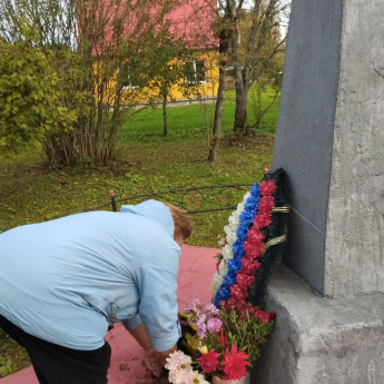 Возложение цветов к обелиску павших в годы ВОВ